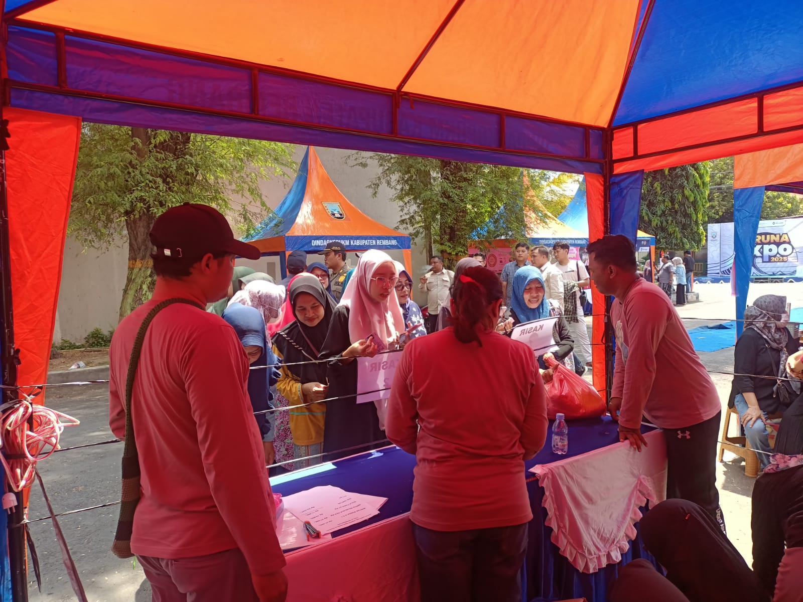 ANTUSIASME IBU-IBU BELANJA DI OPERASI PASAR MURAH DINDAGKOPUKM DI TARUNA EXPO 2025