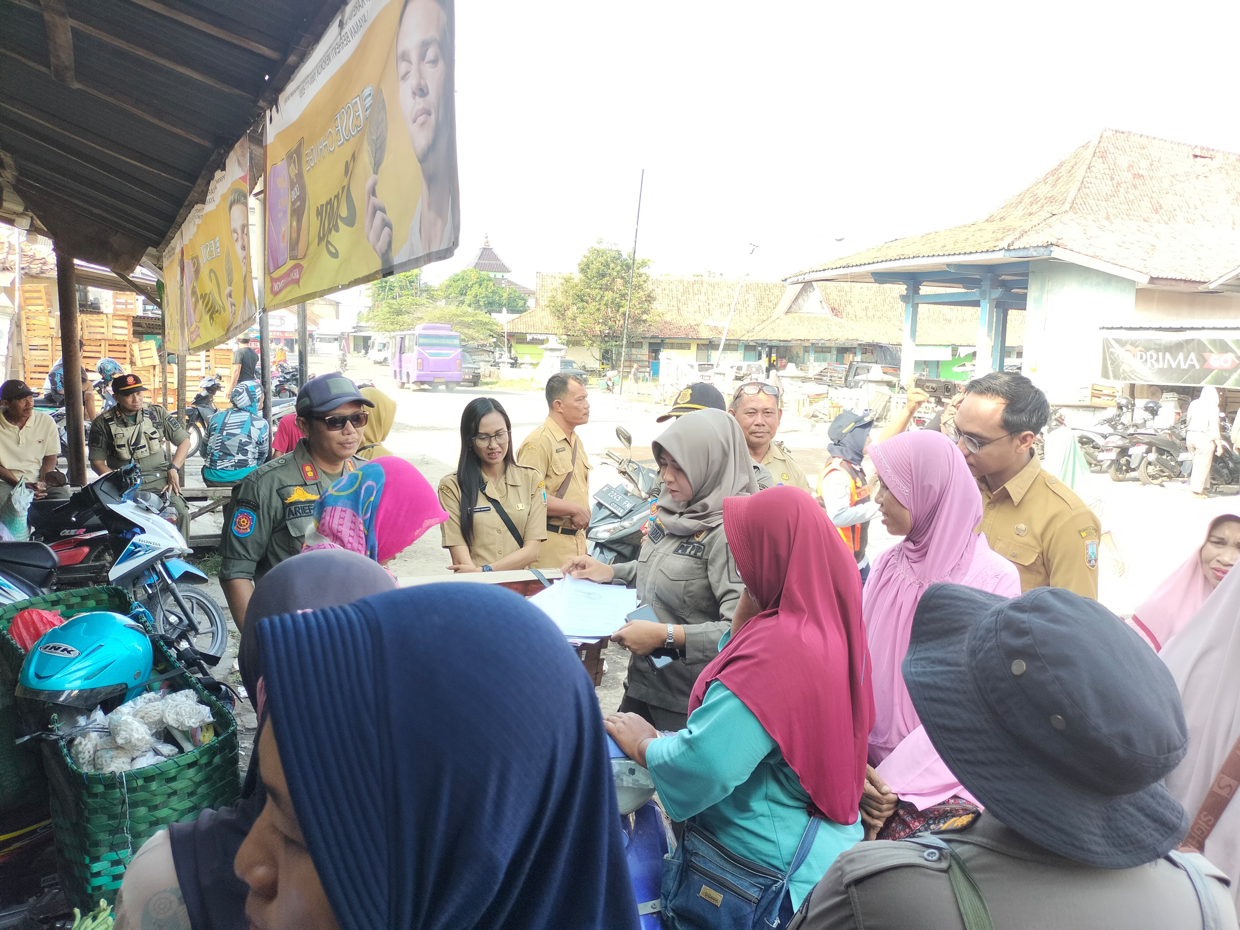 DINDAGKOPUKM BERSAMA DINHUB DAN SATPOL PP KEMBALI MENERTIBKAN PEDAGANG DI BAHU JALAN LINGKUNGAN PASAR LASEM