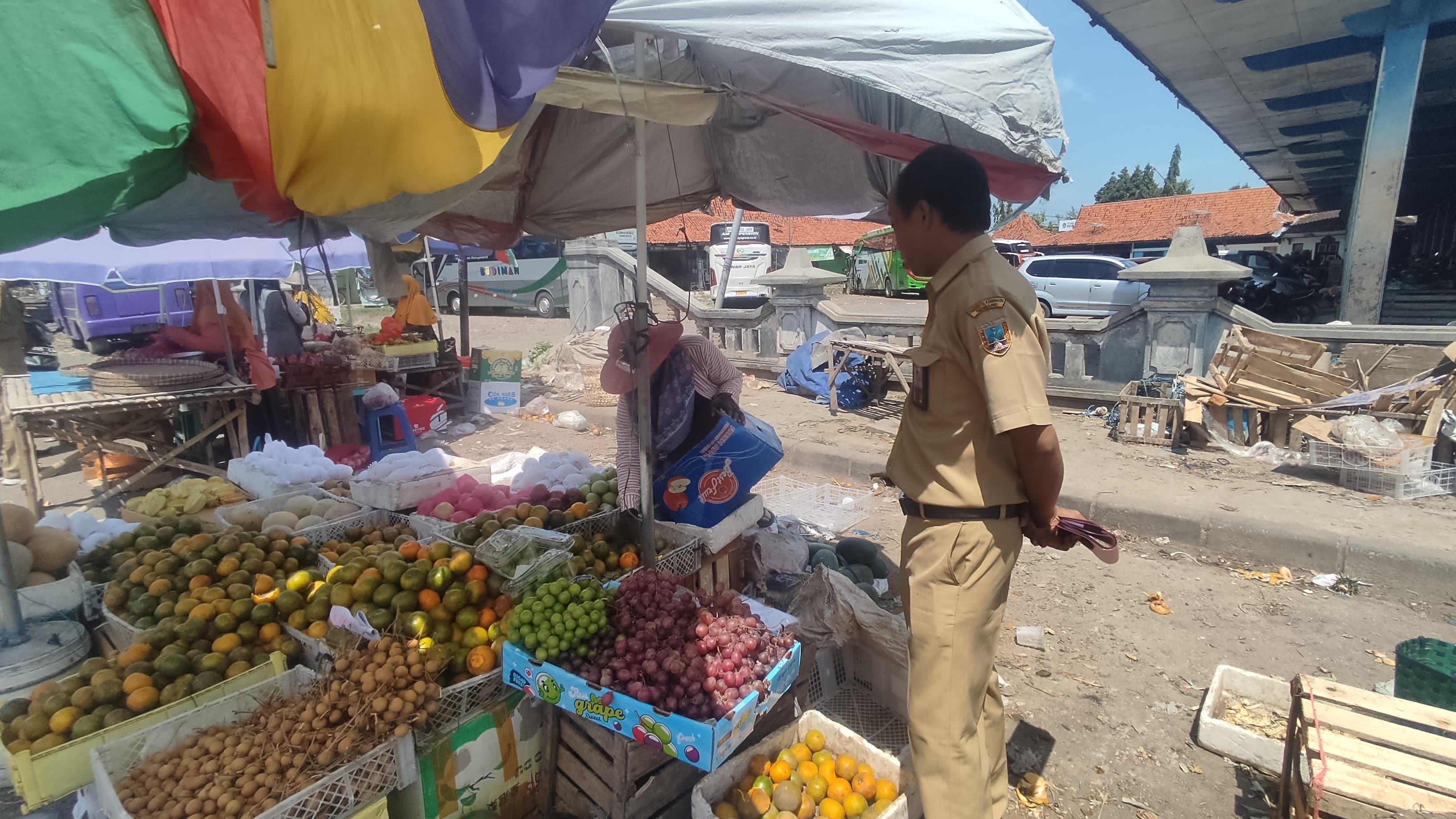 PENERTIBAN PEDAGANG DI AREA BAHU JALAN TERMINAL LASEM