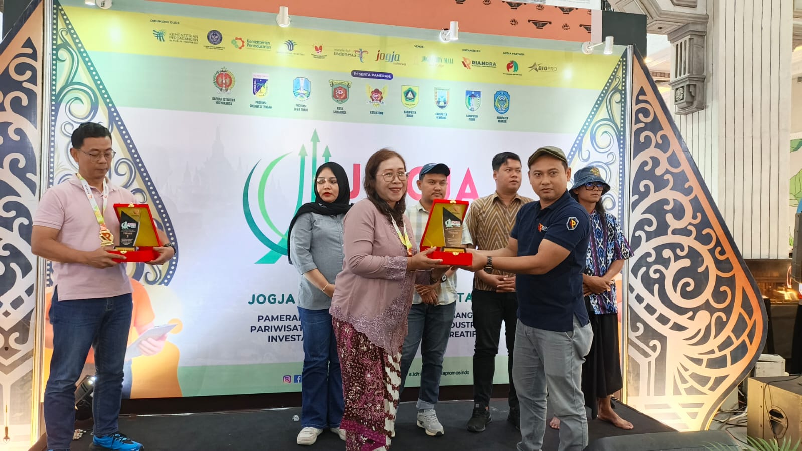PENGHARGAAN TERBAIK KEDUA INOVASI & KREATIF MENGAKHIRI KEIKUTSERTAAN DINDAGKOPUKM REMBANG PADA PAMERAN JOGJA CITY EXPO 2025