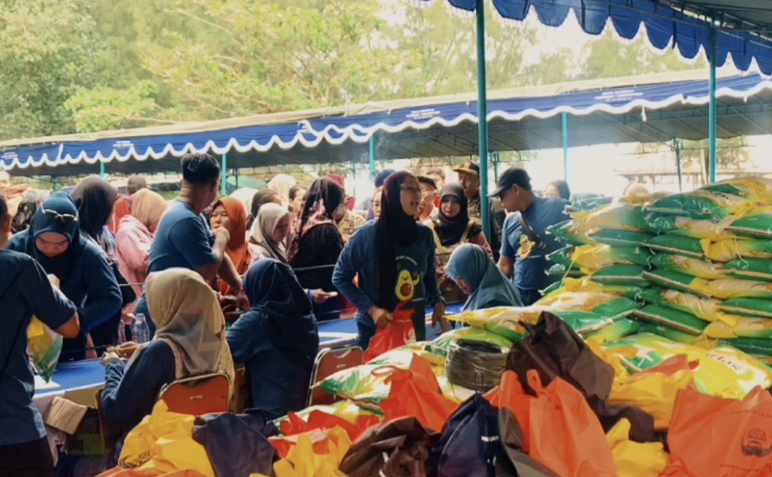 MASYARAKAT REMBANG BERBURU KEBUTUHAN POKOK DI PASAR MURAH TAMAN KARTINI REMBANG