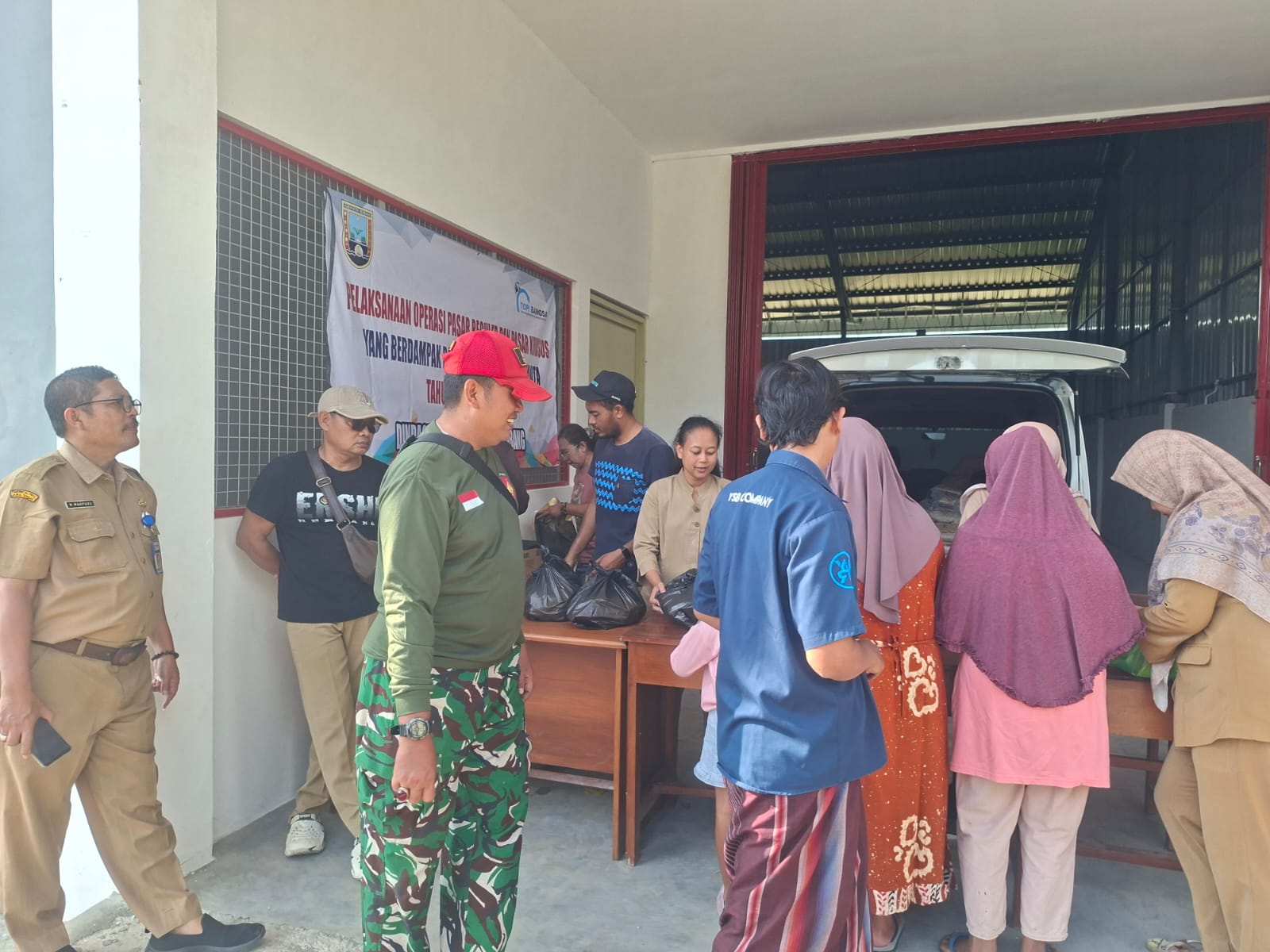 OPERASI PASAR MURAH MELAYANI MASYARAKAT DI KOPERASI MERAH PUTIH DESA KEDUNGREJO REMBANG