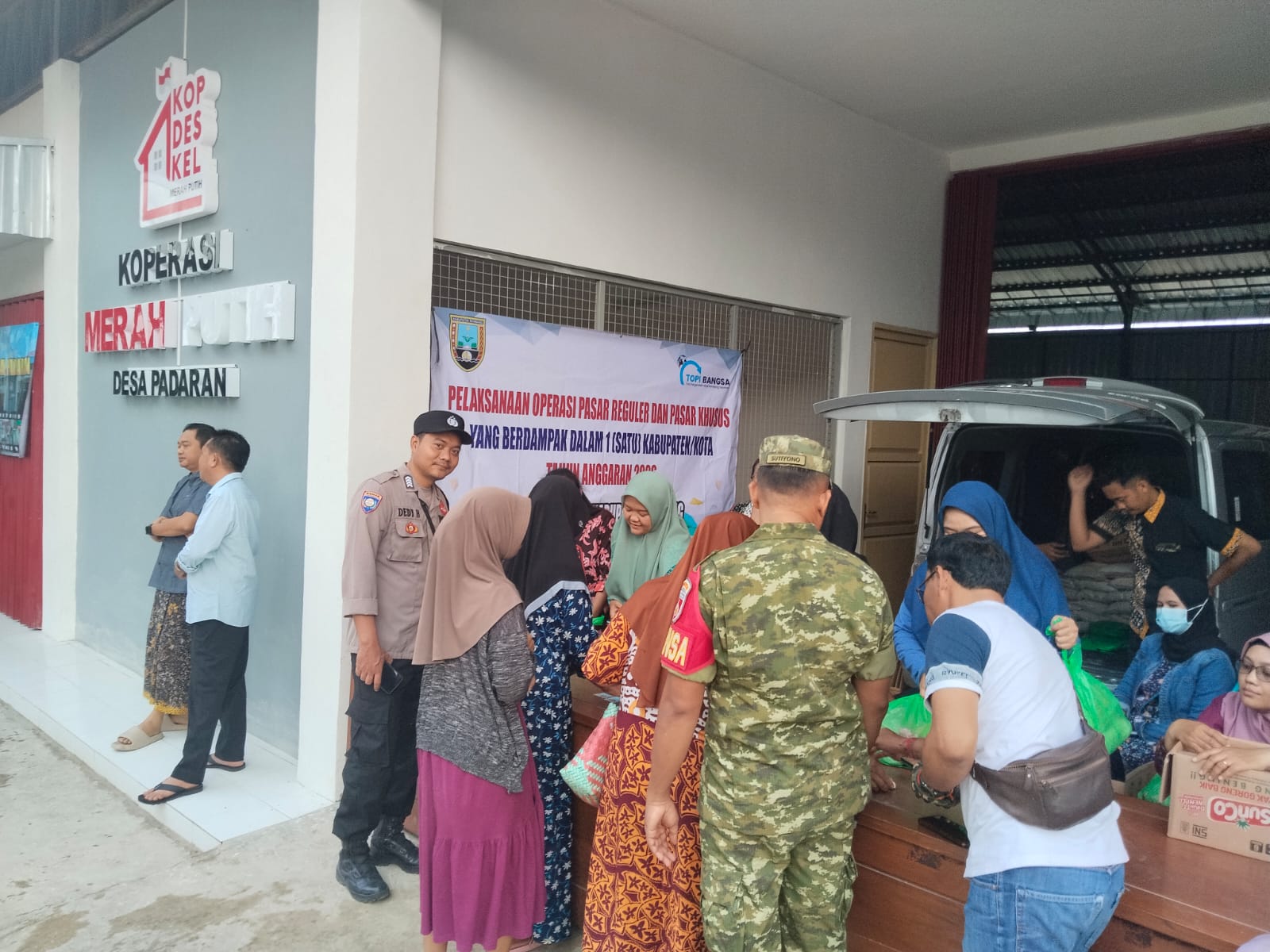 GILIRAN MASYARAKAT DESA PADARAN DAN MANTINGAN BISA BELANJA HEMAT DI OPERASI PASAR MURAH DINDAGKOPUKM
