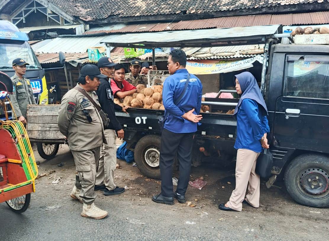 MENJAGA KETERTIBAN PASAR DINDAGKOPUKM REMBANG DAN SATPOL PP LAKSANAKAN PENGAWASAN PEDAGANG