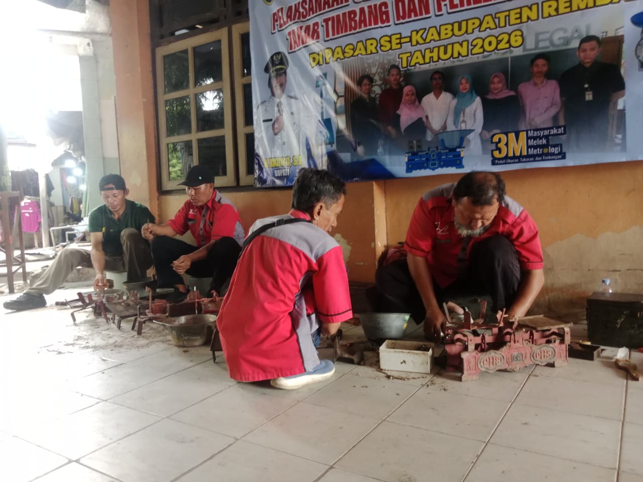 RATUSAN TIMBANGAN DITERA BERIKUT REKAP HASIL SIDANG TERA DI PASAR REMBANG