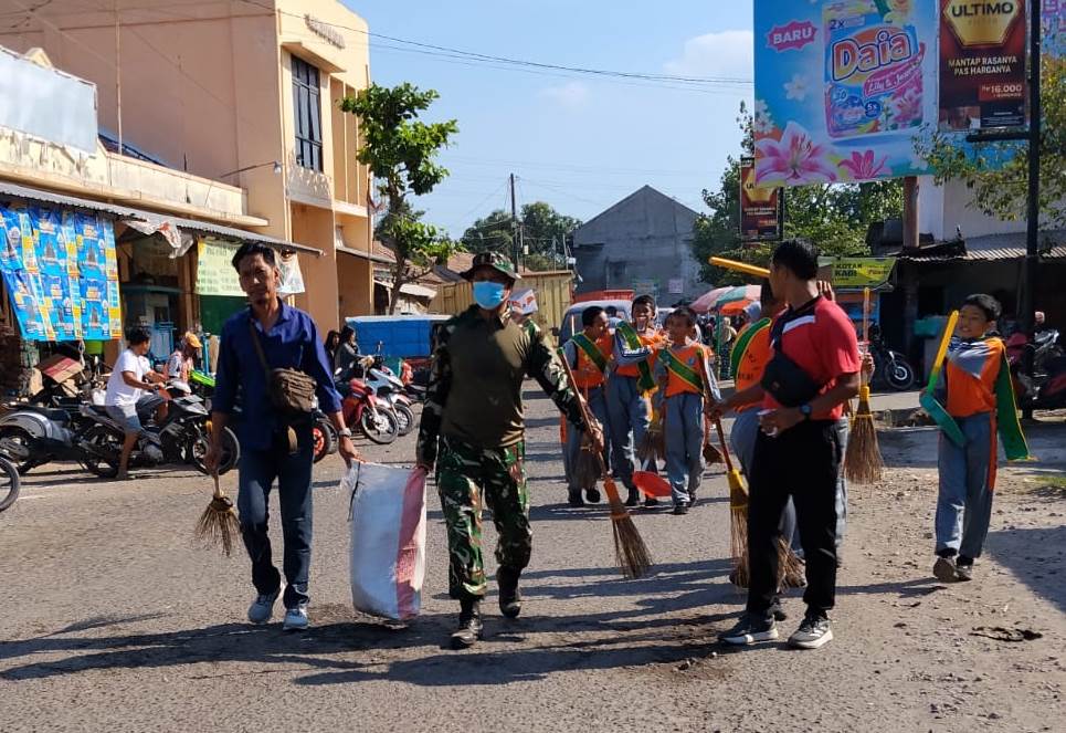 SEMANGAT GOTONG ROYONG WARNAI PEMBERSIHAN PASAR LASEM