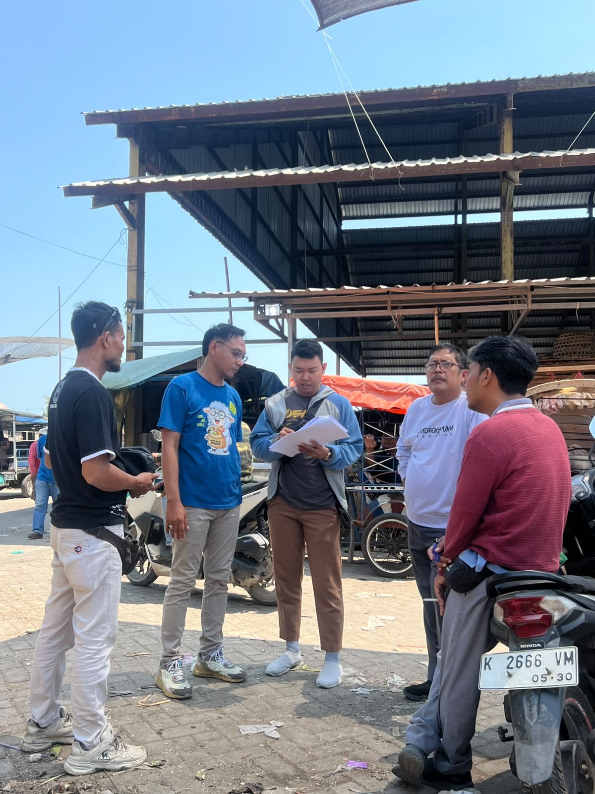 PERSIAPAN PEMBANGUNAN PASAR IKAN, KEPALA DINDAGKOPUKM TINJAU LOKASI DI PASAR SARANG